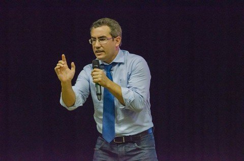 serie-de-pesquisa-sera-apresentada-em-livro-1 Tiago atua com palestras sobre os males e os benefícios dos alimentos em vários estados do país - Foto:Divulgação/Notisul