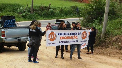 Manifestantes buscam reajuste salarial desde janeiro em Imaruí. Vários atos já ocorreram no município, que tem cerca de 12 mil habitantes  -  Foto:Edjalma Ferreira Fernandes/Divulgação/Notisul