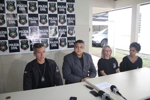Conforme o delegado André Luis Silveira (C), a empresa descumpre condicionantes de licença ambiental e ainda tentou camuflar os problemas com argila e brita. Tudo está registrado pela polícia
