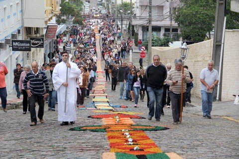Considerada uma das datas mais importantes do calendário da Igreja Católica, este dia é reservado para celebrar a eucarístia -  Foto:Jailson Vieira/Notisul
