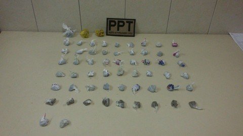 traficante-esconde-drogas-no-cabelo-1 Ao perceber a presença das viaturas, a mulher escondeu os pacotes com as pedras em uma casa - Foto:5º Batalhão de Polícia Militar/Divulgação/Notisul