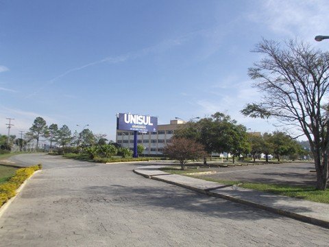     Imóvel onde atualmente funciona a unidade da Unisul em Araranguá e o Campus da Universidade Federal de Santa Catarina (Ufsc) funciona exatamente na divisa leste dos bairros Urussanguinha e Jardim das Avenidas  às margens da SC-447