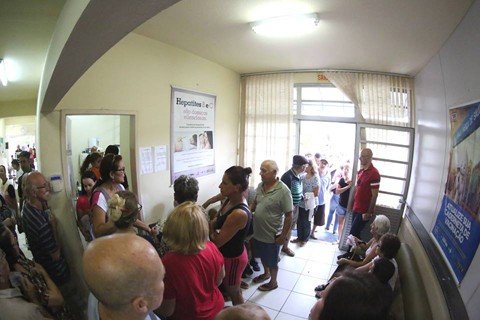 A formação de filas ocorre principalmente no período da manhã   -  Foto:Cláudio Lima/Prefeitura de Imbituba/Divulgação/Notisul