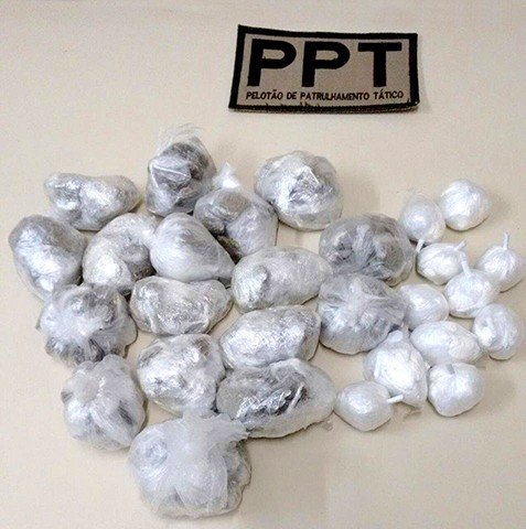 361-porcoes-de-maconha-e-cocaina-sao-apreendidas-1 A droga estava embalada em porções individuais com papel filme transparente. - Foto: 5º Batalhão de Polícia Militar/Divulgação/Notisul.