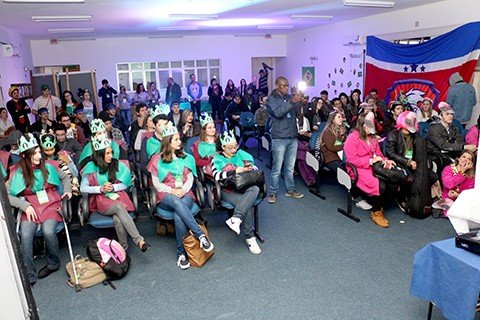 alunos-interagem-em-madrugada-produtiva-1 Evento proporciona integração entre cursos e aproxima realidade do dia a dia das redações jornalísticas e agências de publicidade. - Fotos: Unisul/Divulgação/Notisul.