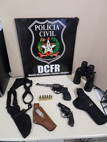 armas-municoes-e-droga-sao-apreendidas-1 Na casa havia um revólver calibre 38 com seis balas, um simulácro, outras cinco munições, três coldres e maconha. - Foto: Polícia Civil DCFR de Tubarão/Divulgação/Notisul.
