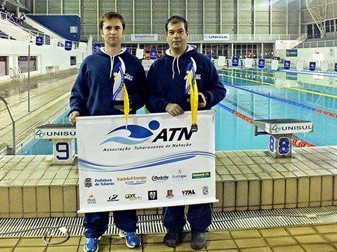 atn-conquista-56-medalhas-1 Os técnicos André (E) e Eduardo exibem os troféus conquistados pelo grupo. - Foto: Glênio Gonçalves/Divulgação/Notisul.