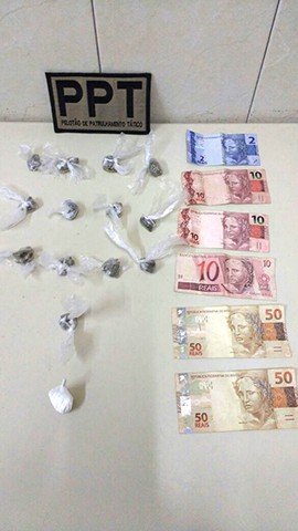 crack-maconha-e-cocaina-sao-apreendidos-1 As drogas estavam escondidas em locais diferentes, como no bolso de um adolescente e em um tijolo - Foto:5º Batalhão de Polícia Militar/Divulgação/Notisul