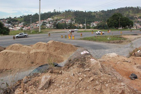 Mais uma vez, moradores e motoristas que costumam trafegar na BR-101, em Tubarão, devem ficar atentos à detonação de rochas. Hoje, o fluxo na 101 será totalmente interrompido às 13 horas. O serviço deve durar uma hora. - Foto: Dnit/Divulgação/Notisul.