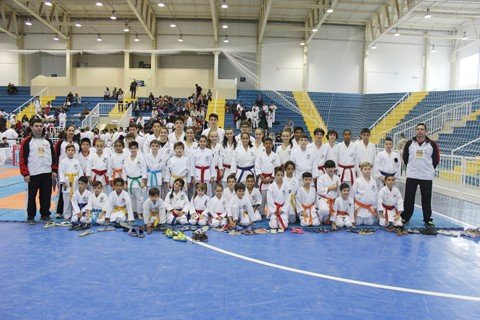 equipe-da-impacto-e-a-grande-campea-1 A estreia dos atletas mirins foi destaque no evento, assim como as ótimas performances dos mais experientes. Foto: KBS Assessoria/Divulgação/Notisul.