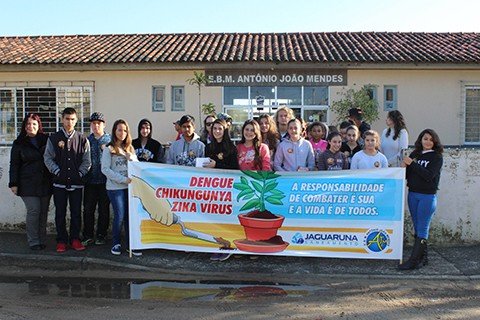 estudantes-participam-de-caminhada-de-conscientizacao-1 Alunos e professores prepararam faixas para alertar sobre a proliferação do mosquito. - Foto: Prefeitura de Jaguaruna/Divulgação/Notisul.