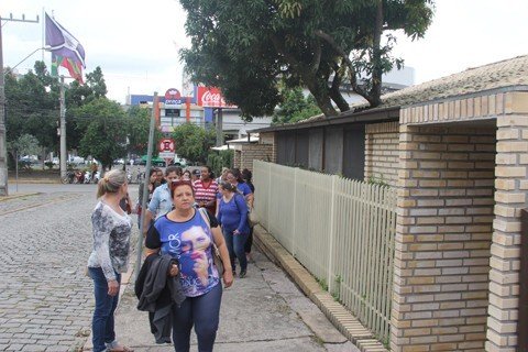 Mais uma vez os agentes do serviço de limpeza estão com os salários em atraso. - Foto: Divulgação/Notisul.