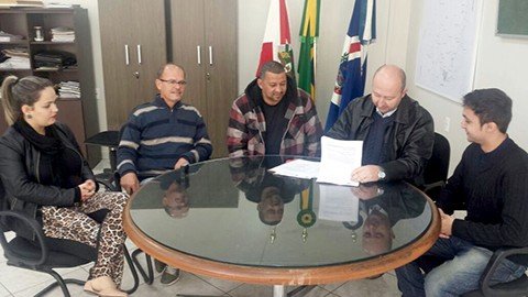 investimento-e-de-r-80-mil-1 Prefeito Manoel Viana assina ordem de serviço para a pavimentação de duas importantes ruas na Vila Paraíso. - Foto: Prefeitura de Imaruí/Divulgação/Notisul.