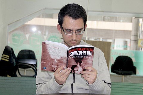 jovem-sob-tratamento-lanca-2a-obra-literaria-1 Hoje, o escritor tubaronense, Israel Vieira Rocha é casado, cursa história e prepara o seu primeiro romance. - Foto: Rafael Andrade/Notisul.