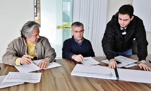 Engenheiros discutiram detalhes da obra nesta sexta-feira. Prazo, segundo eles, é de oito meses  -  Foto:Christian Ayala/Prefeitura de Tubarão/Divulgação/Notisul