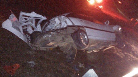 motorista-morre-apos-capotamento-1 O condutor (foto em detalhe) perdeu o controle da direção, saiu da pista e capotou na rodovia