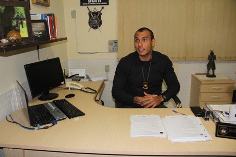 mulher-e-presa-por-atear-fogo-em-marido-1 A suspeita mudou sua versão da história diversas vezes ao delegado responsável pela investigação, Danilo Bessa Brilhante - Foto:Alice Goulart Estevão/Divulgação/Notisul