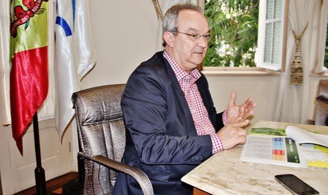 Professor Salésio fica no cargo de reitor da Unisul até o início do próximo ano, no entanto, mantém-se à frente da Acafe até maio de 2018