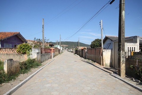 pavimento-e-concluido-em-comunidade-de-risco-1 Foram 725 metros de lajotas pavimentadas em uma das vias de maior vulnerabilidade social do município - Foto:Divulgação/Notisul