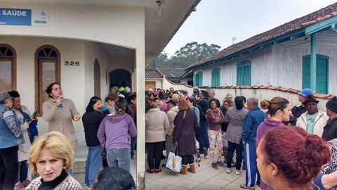 Mais de 200 pessoas foram à unidade básica de saúde ontem para tentar agendar consultas médicas  -  Foto:Elvis Palma/Divulgação/Notisul