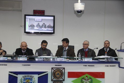 Os ânimos estavam elevados no encontro de ontem na Câmara de Vereadores  - Fotos: Jailson Vieira/Notisul