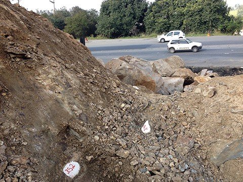 Pedras serão detonadas com dinamites no fim da  manhã de hoje, nas proximidades  do túnel, no Moro do Formigão. - Foto: Dnit/Divulgação/Notisul.