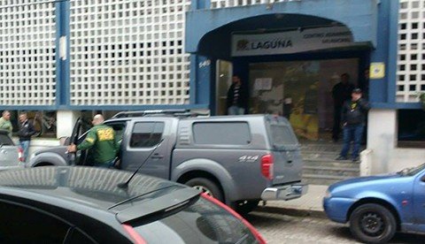 Equipe de policiais militares, civis e representantes do Ministério Público chegaram no início da tarde. Vários documentos foram apreendidos. - Fotos: Divulgação/Notisul.