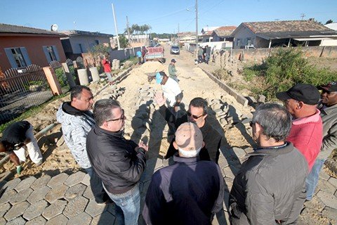 tres-ruas-recebem-pavimento-1 Durante caminhada por ruas do bairro Cabeçuda, prefeito e outras autoridades conferiram os trabalhos - Foto:Divulgação/Notisul