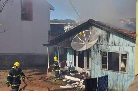 Bombeiros de duas cidades combatem incêndio