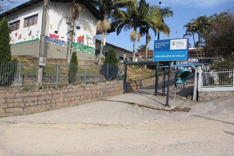 Comunidade espera há anos por quadra