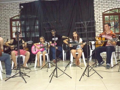 Escola forma artistas da música na região