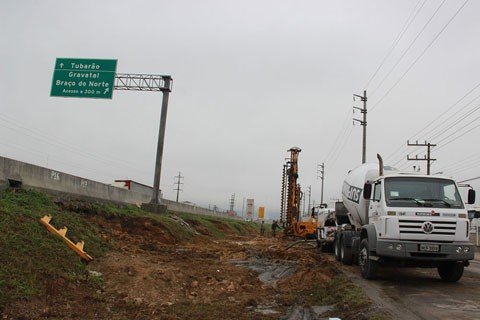 inicia-construcao-de-passarela-1 Passarela é construída bem próxima ao trevo principal de acesso a Tubarão, no bairro Humaitá. A Cidade Azul terá um total de três