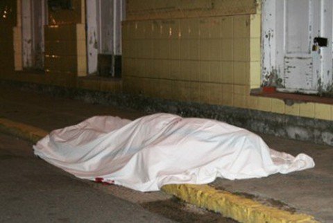 Jovem de 19 anos atingido por 3 tiros segue internado no HNSC