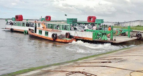 Balsa funciona 24 horas e 365 dias no ano. Maior reclamação é a falta de segurança, de banheiros, de comodidade, de desconto e as filas   -  Foto:Divulgação/Notisul