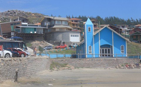 prainha-segue-como-unica-poluida-na-regiao-1 Esgoto desemboca diretamente na areia e segue até o mar da Prainha do Farol. Casan tem projeto para uma estação de tratamento no local - Foto:Henrique Colonese/Divulgação/Notisul