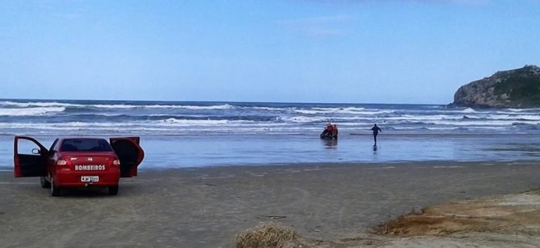 Surfista de 15 anos é resgatado