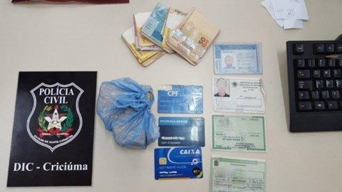 suspeito-e-preso-por-mandado-1 Foram encontrados em sua casa um torrão de maconha, R$ 1.330 em dinheiro, uma balança de precisão, além de documentos pessoais - Foto:Divulgação/Notisul
