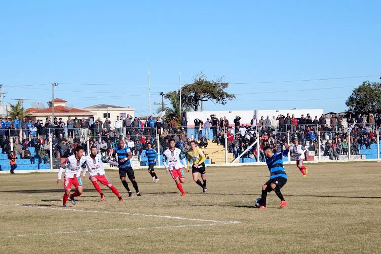 Tubarão estreia com empate