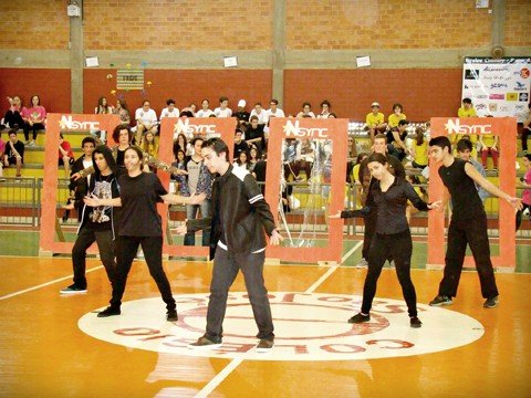 Alunos distribuem gentileza em Tubarão