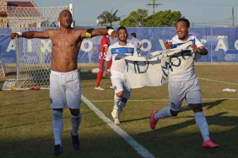 atletico-tubarao-vence-e-entra-no-g2-1 Atletas do Peixe comemoram o primeiro gol da partida - Foto:William Lampert/Divulgação/Notisul