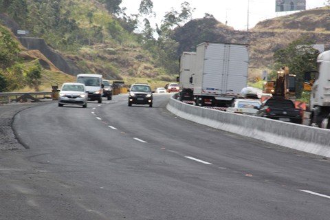 br-101-viaduto-e-parcialmente-liberado-1 Depois de tumultos dos últimos dias, fluxo escoa com mais facilidade, principalmente no sentido sul, que está com as duas pistas liberadas sobre o viaduto - Foto:Dnit/Divulgação/Notisul