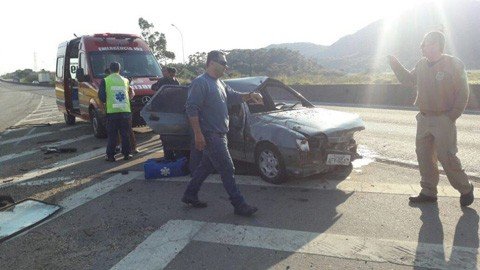 capotamento-resulta-em-tres-feridos-na-br-101-1 Capotamento resultou em um corte na cabeça do motorista - Foto:Portal A Hora/Divulgação/Notisul