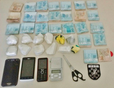 Coca, erva e dinheiro são apreendidos