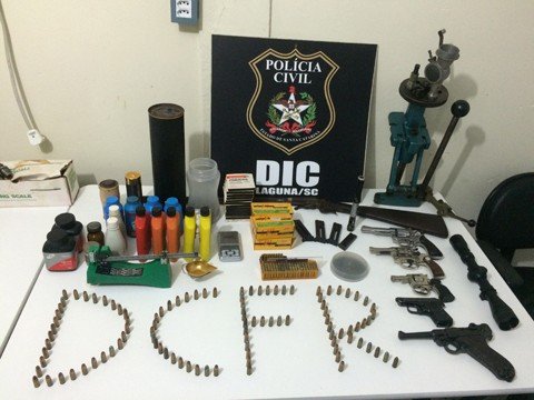 colecionador-de-armas-e-municoes-e-preso-1 Operação resultou na prisão de um aposentado de 65 anos. Polícia chegou cedo à casa do acusado, na Praia da Teresa, ontem por volta das 8 horas. Material apreendido foi encaminhado à perícia - Fotos: Polícia Civil de Laguna e Tubarão/Divulgação/Notisul
