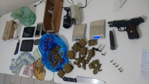 Droga, arma e dinheiro são apreendidos pela PM de Laguna