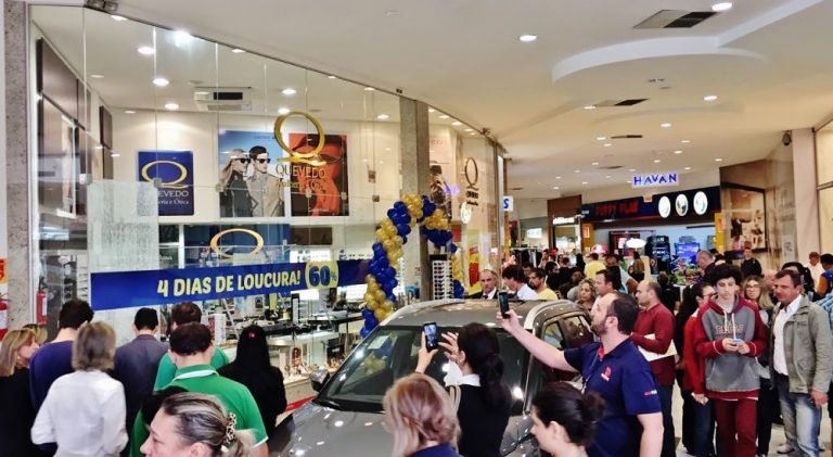 Dupla atira em vitrine e rouba várias joias em assalto audacioso no Farol Shopping