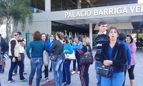 Professores pressionam deputados