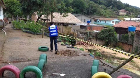 Vento provoca queda de muro em creche