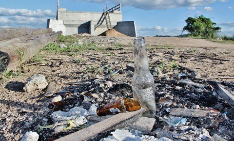 Canteiro de obras parado virou depósito de lixo - Foto:Banco de Imagens/Notisul