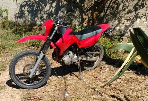 adolescente-e-apreendido-duas-vezes-1 O adolescente abandonou a motocicleta que havia furtado e fugiu   - Fotos:Polícia Militar de Tubarão/Divulgação/Notisul